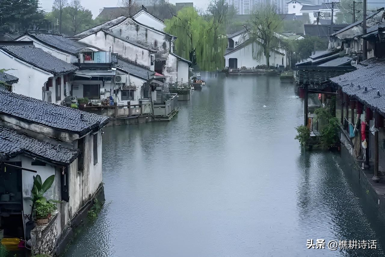 #醉美江南雨景#
醉美江南雨
细雨如丝落江南，轻烟薄雾笼水边。
青石小径踏春泥，