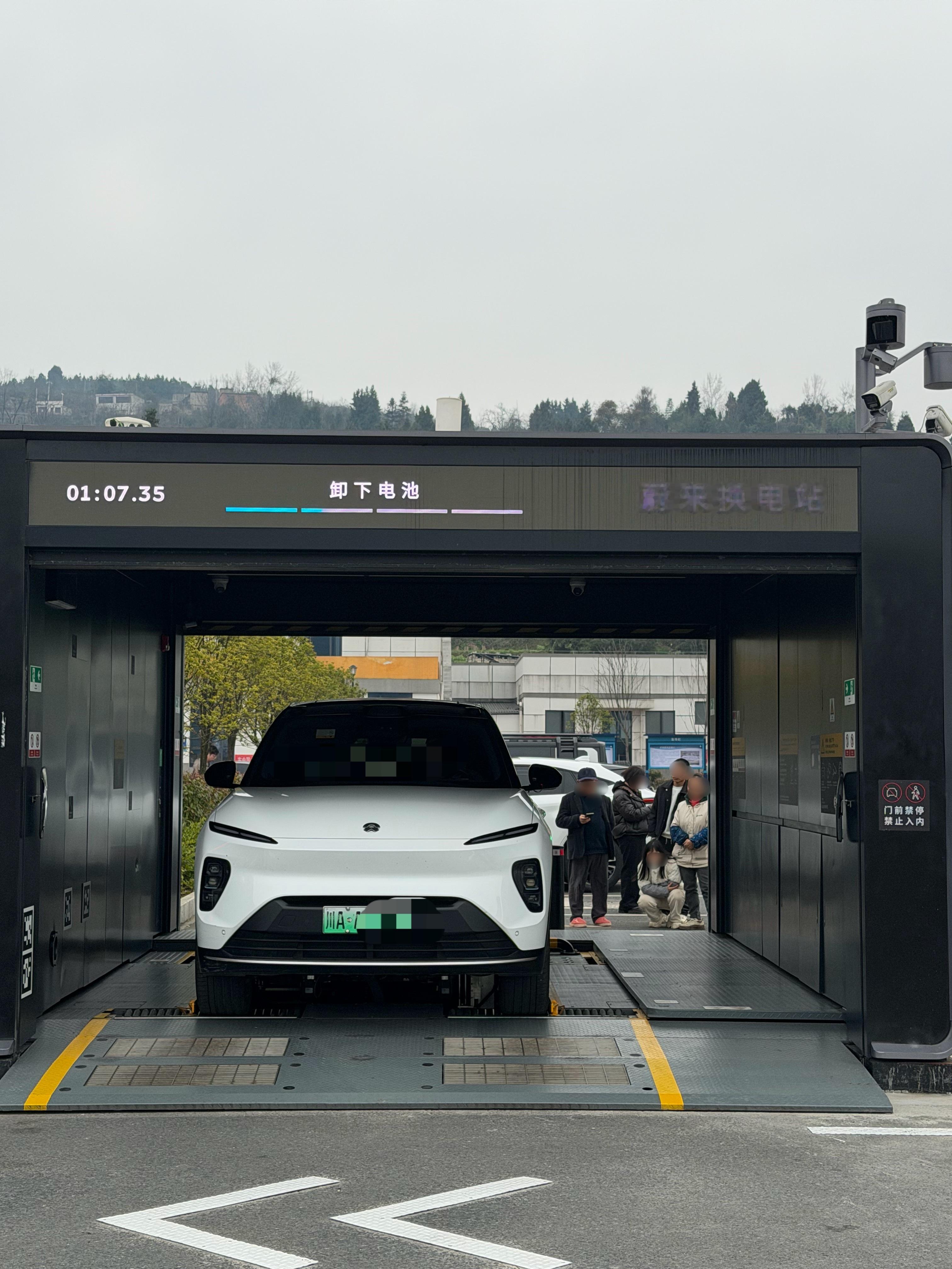 🔻春节排队等充电的司机围观换电。过年好热点现场