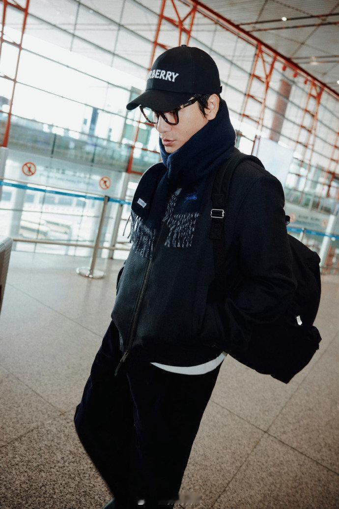 陈坤满50减25陈坤 背书包的文艺男大 谁能看出来这是 50 岁啊！黑框眼镜配书