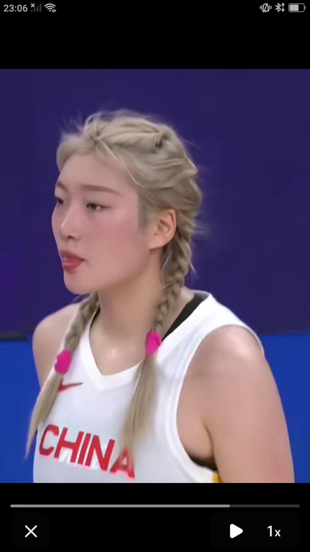 【在中国篮坛李梦的名字家喻户晓，虽然离开国家队她的个人技术，能力和运球技术依旧是