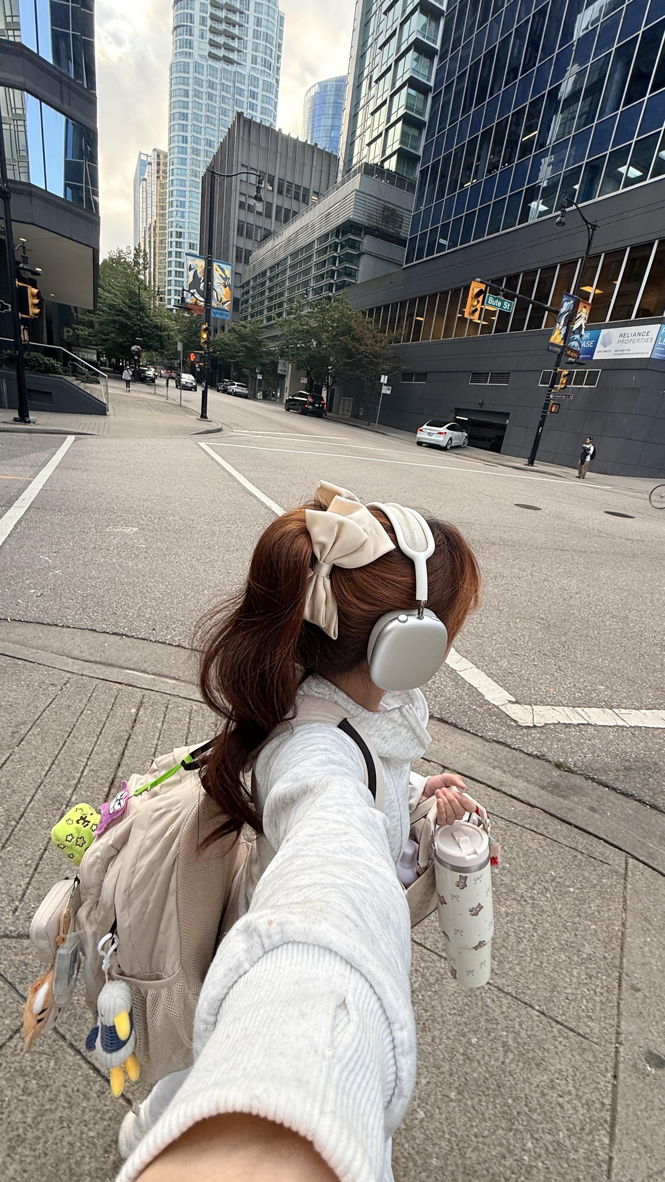 你可能不认识我 但是你一定认识我的书包。同学老是说那个那个娃娃书包那个