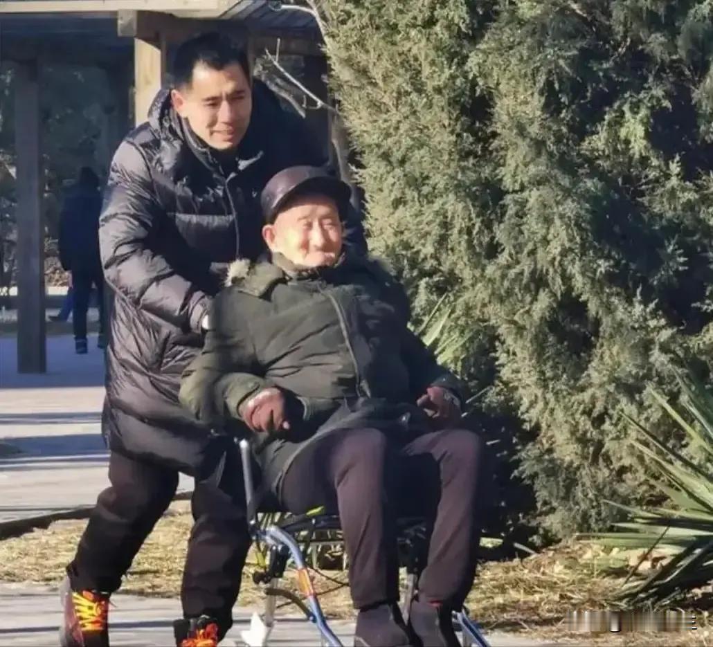 1979年，46岁光棍收养2月大男婴，含辛茹苦把他养大，40年后，男孩成为上校军