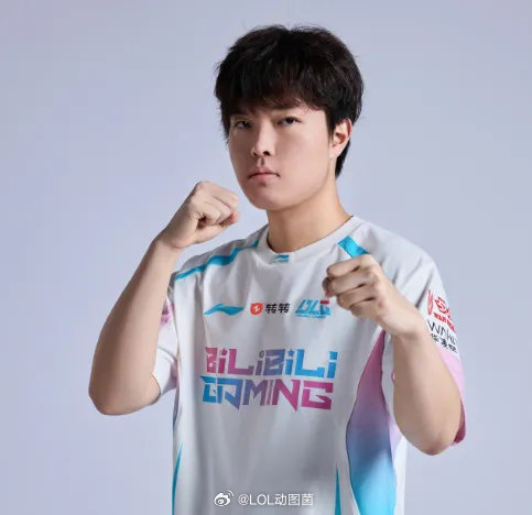 前几天，看到有博主透露，bin之前去割双眼皮，其实不是为了变帅，而是因为一直受“