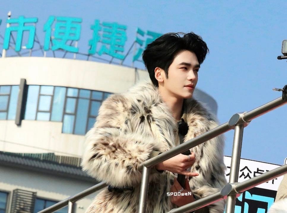 沈月 邵子恒是外国人吗 邵子恒：我只是长得比较深邃！宁静疑惑完沈月又问，连王鹤棣