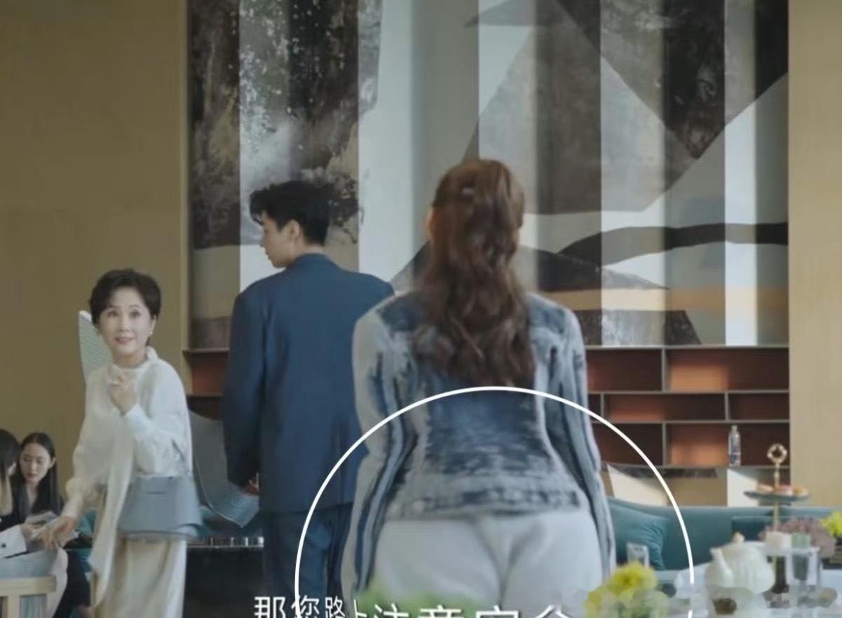 内娱逃不掉屁股缝夹紧的制约屁股卡缝的尴尬谁来了都得受着！宇闪团站一块卡缝得好明显