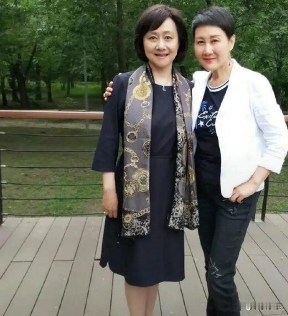 《渴望》中的刘慧芳和王亚茹合影了。刘慧芳扮演者张凯丽62岁，黄梅莹老师74岁高龄