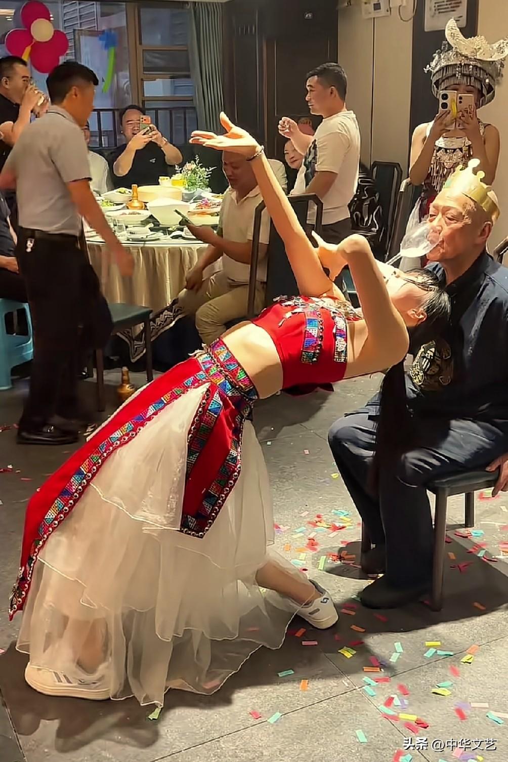 贵阳八十岁老人过寿。儿孙如不孝顺，银行流水如不在7位数以上，一定很难享受这种排面