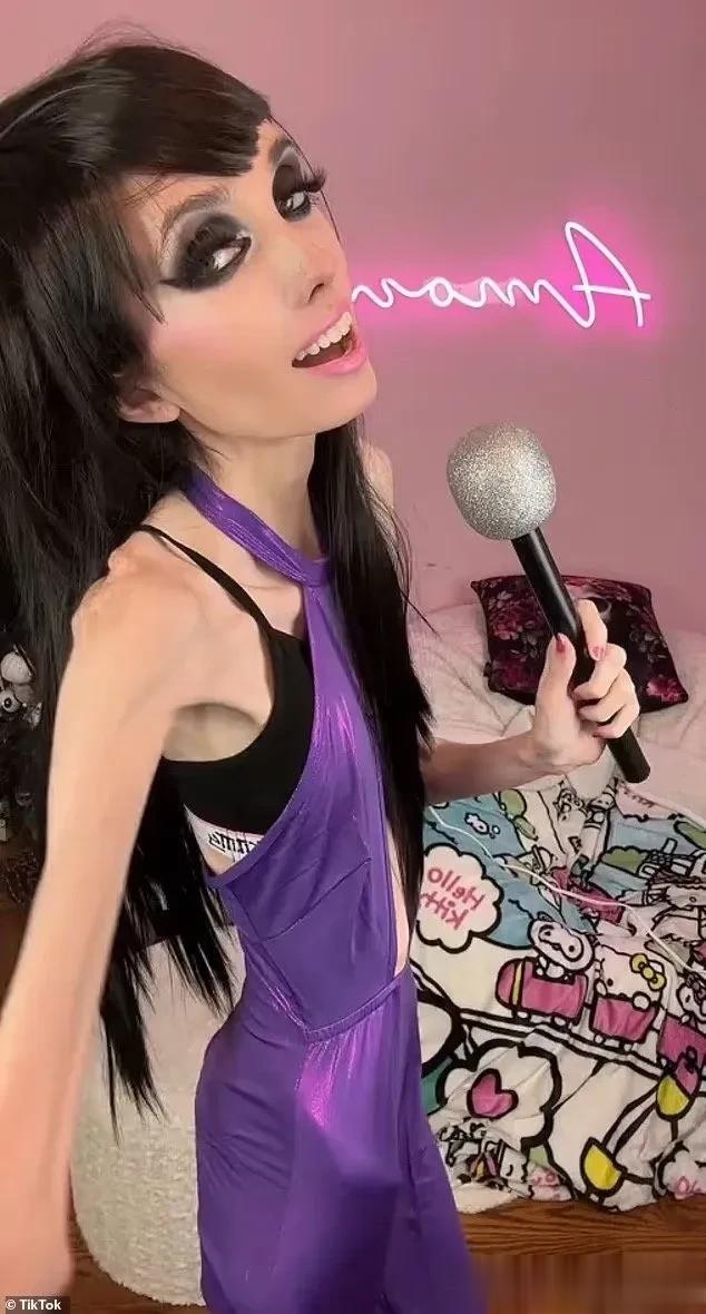 这美国小妞儿都能活着，还做网红，活蹦乱跳的。
而诅咒中国“饿殍遍野”“核平中国”
