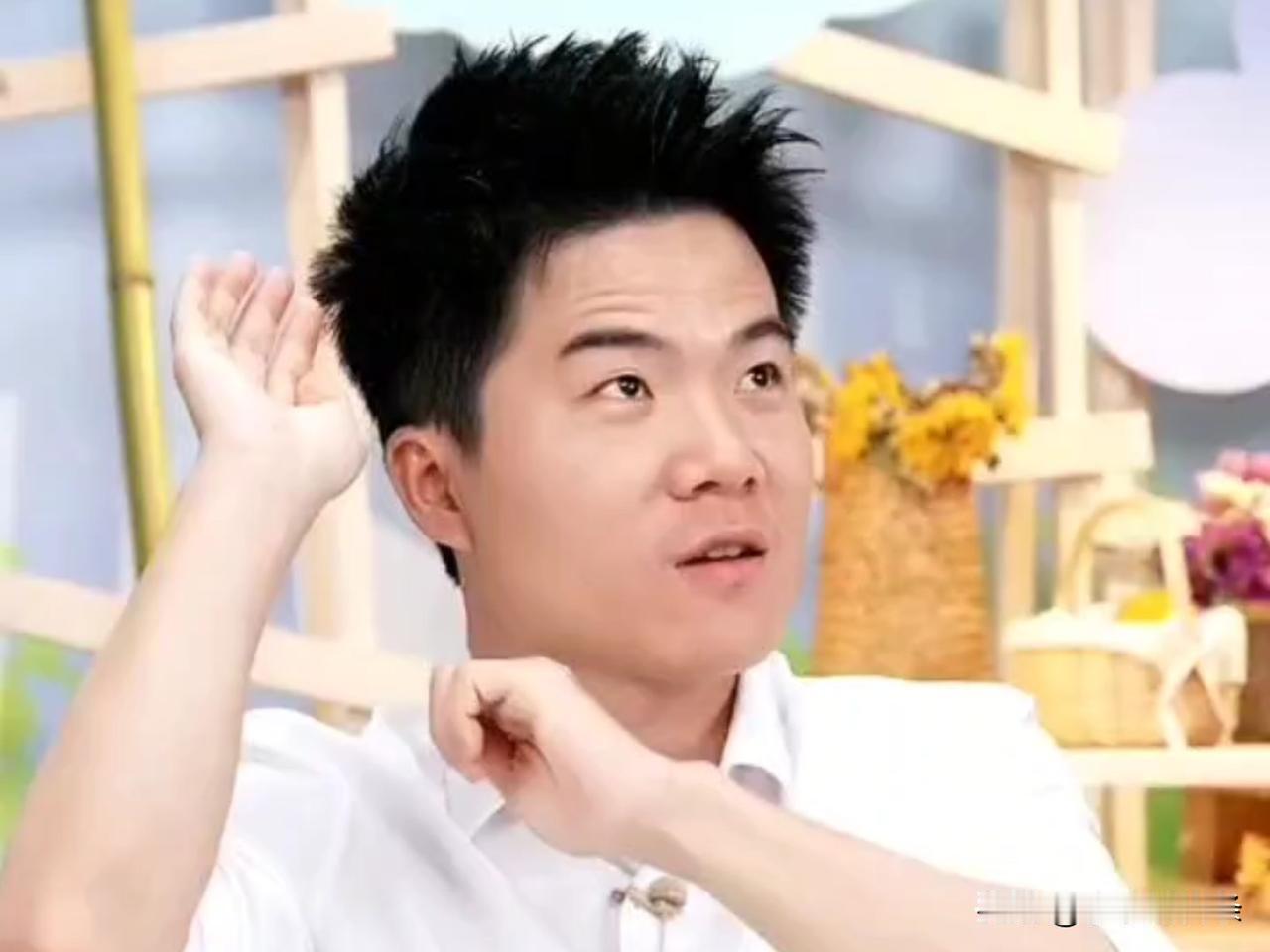 细节是骗不了人的。
 
不信你看董宇辉，
直播的时候忽然脸色一沉，连着说了两句：