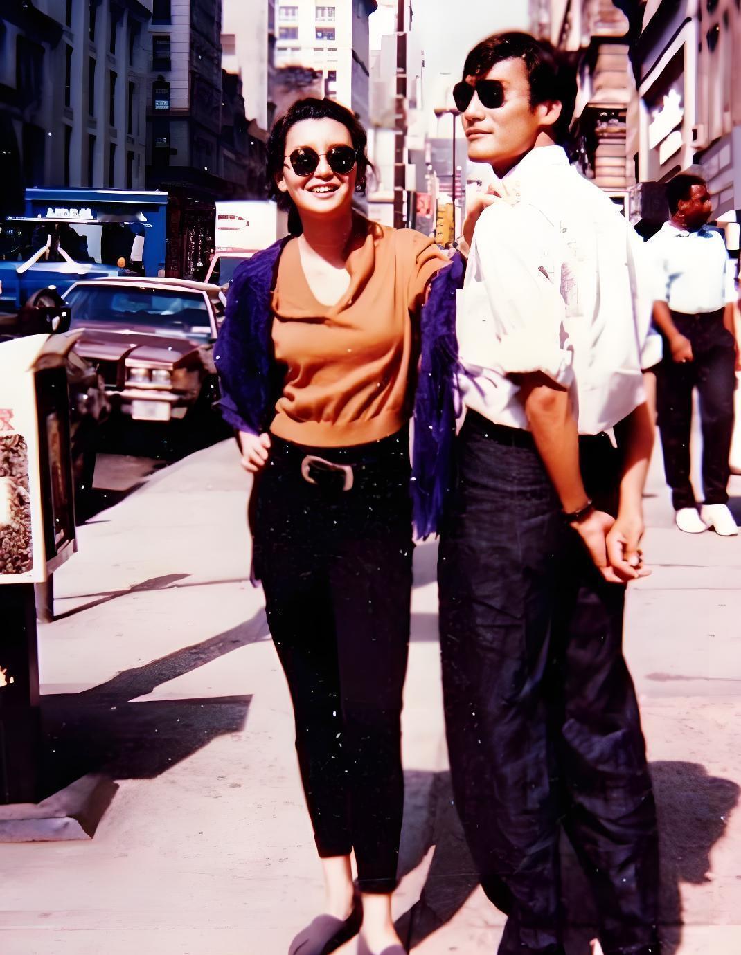 1989年，梁家辉与张曼玉在拍摄电影《爱在别乡的季节》时，两人在纽约街头的合影。