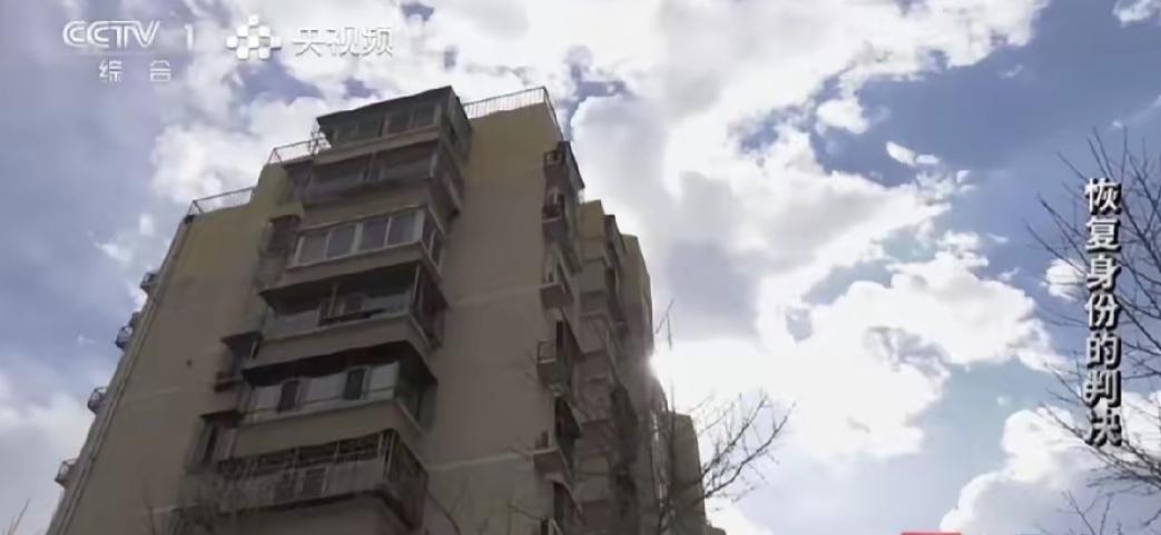 上海，男子抛弃妻儿离家出走17年杳无音信，当他回来办理二代身份证时却发现，经妻子