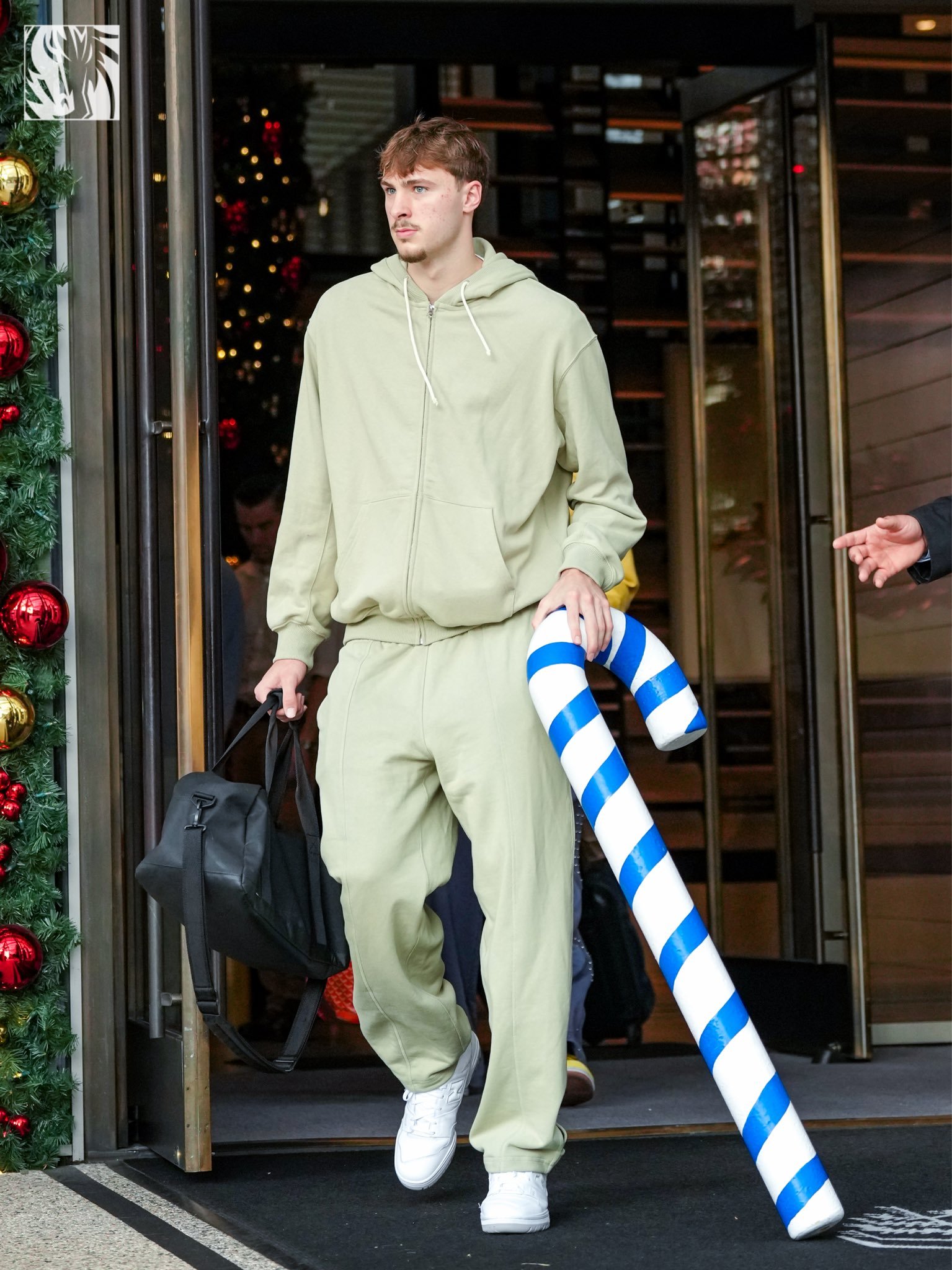 伤病报告：弗拉格（背部挫伤），克莱（左膝酸痛）均能够出战今天的比赛，克里斯蒂（生