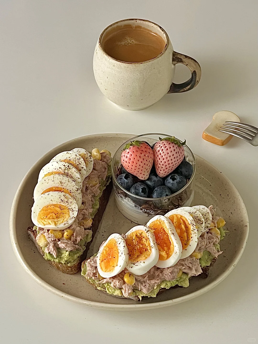 早餐｜牛油果金枪鱼溏心蛋开放式🥖酸奶杯🍓