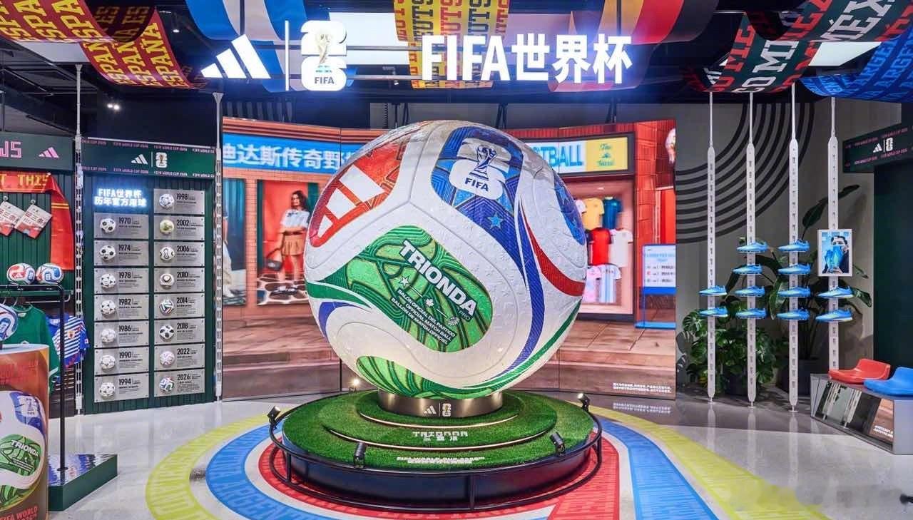 2026年美加墨世界杯正以前所未有的科技含量重塑绿茵赛场。本届赛事首次将裁判第一