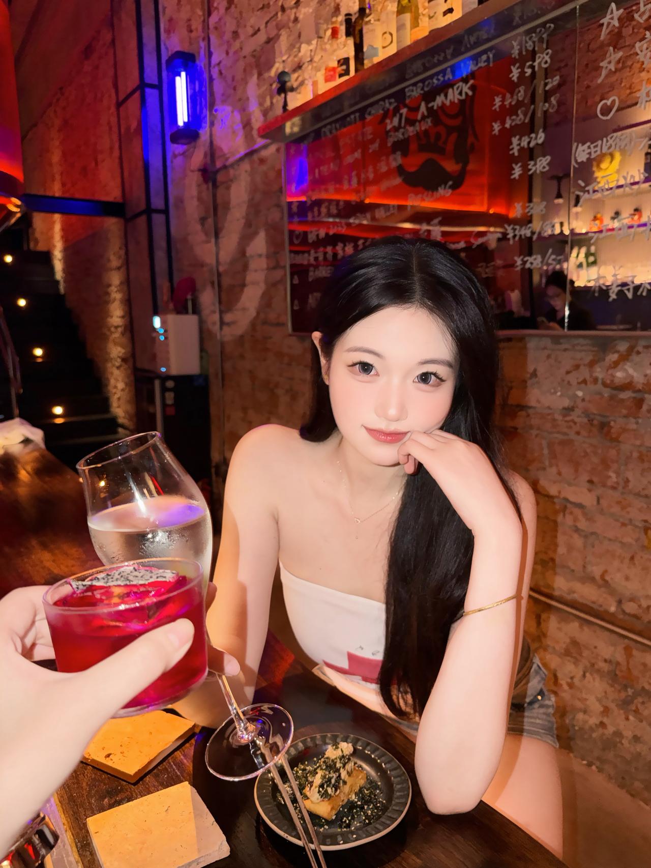 依旧主理人 理字不发音
拍照姿势 清吧 喝酒 姐姐