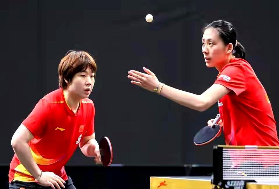 多哈站女双决赛，日本大藤沙月/横井咲樱3比0横扫何卓佳/纵歌曼，顺手把冠军抱回家