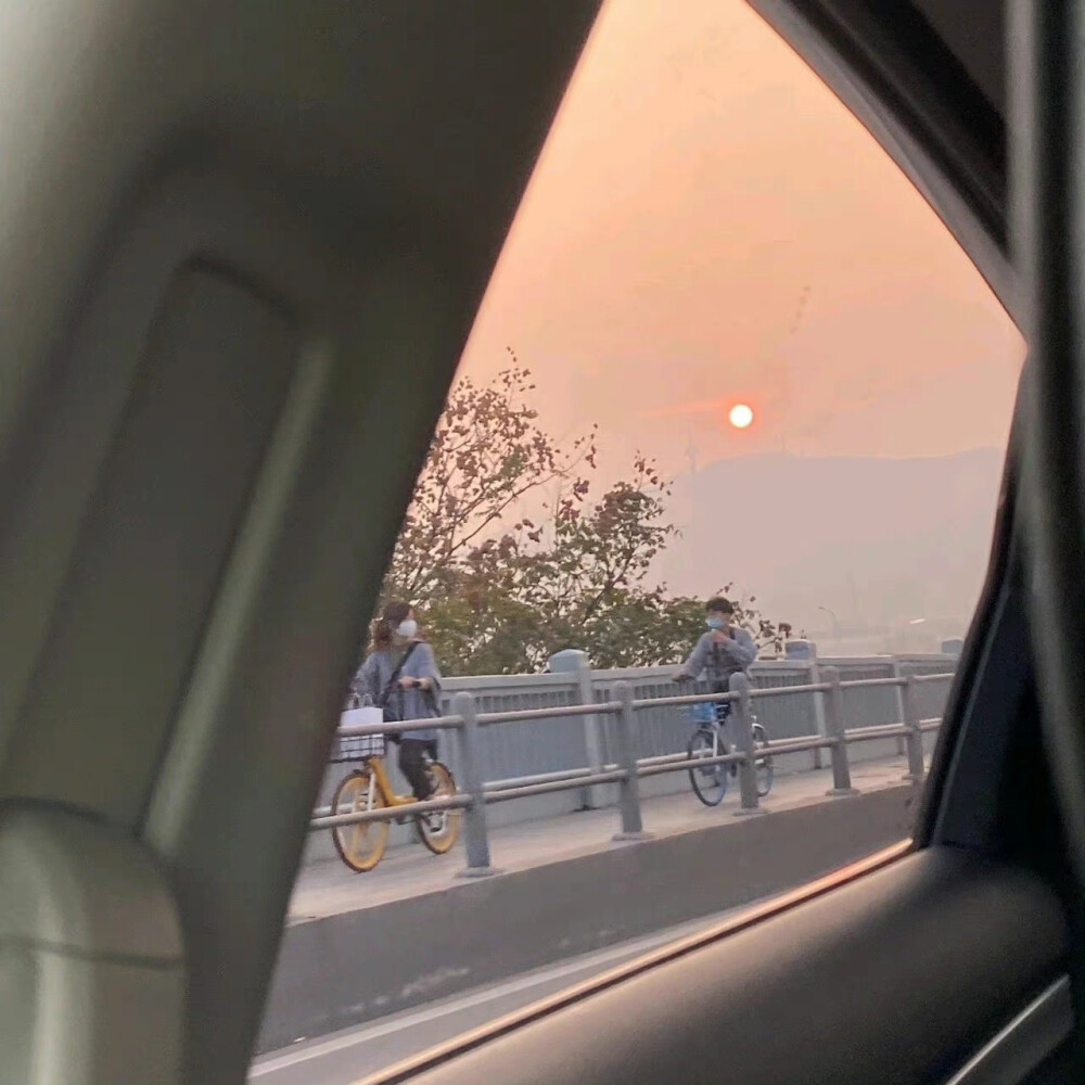 不要以为世界上的人都在关心你的事，你是不是以为人人都在盯着你？其实，各人有各人的