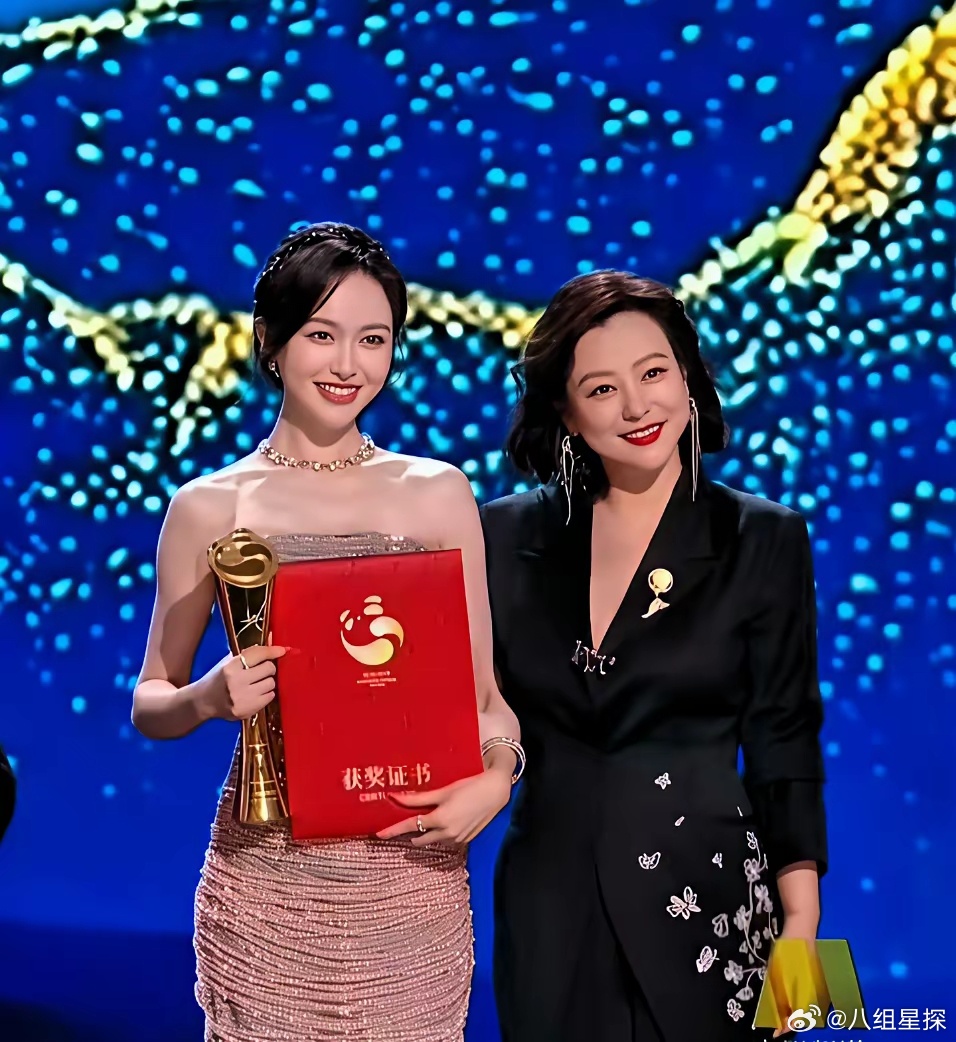 杨幂的心情估计很复杂吧！​杨幂曾经的好姐妹、如今的陌路—唐嫣昨天晚上斩获国内四大