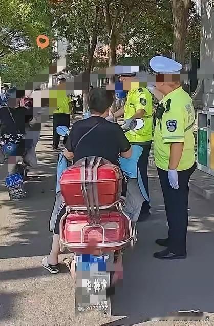 一姑娘骑车带奶奶被查，交警问知不知道不对，姑娘回：“我知道有啥用？”交警懵了：什