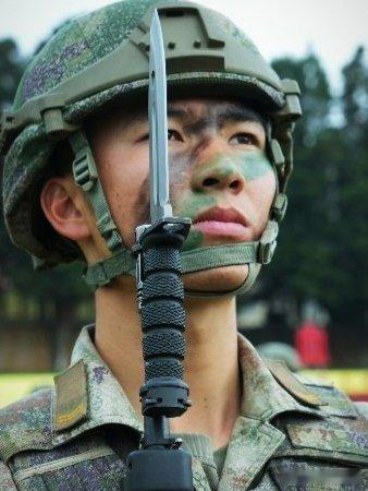 致敬中国军人 明天就是八一建军节，请向保家卫国的中国军人致敬。庆祝中国人民解放军