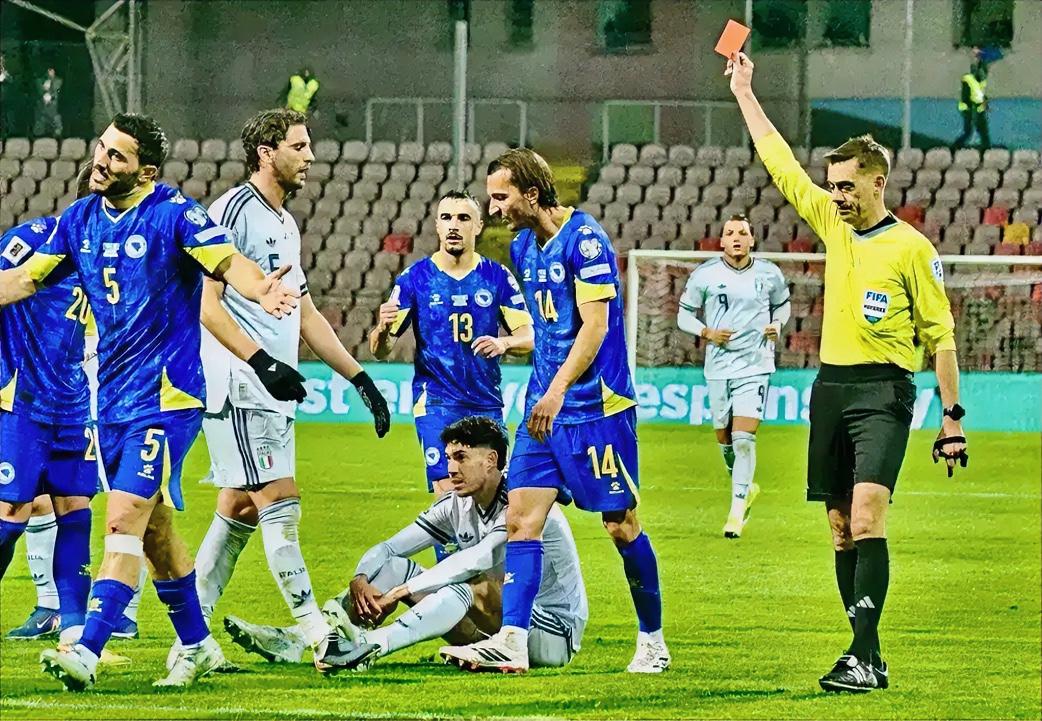 中国队：老意啊！咋你也没进世界杯呀！
意大利：你不也没进吗？
中国队：我世界排名