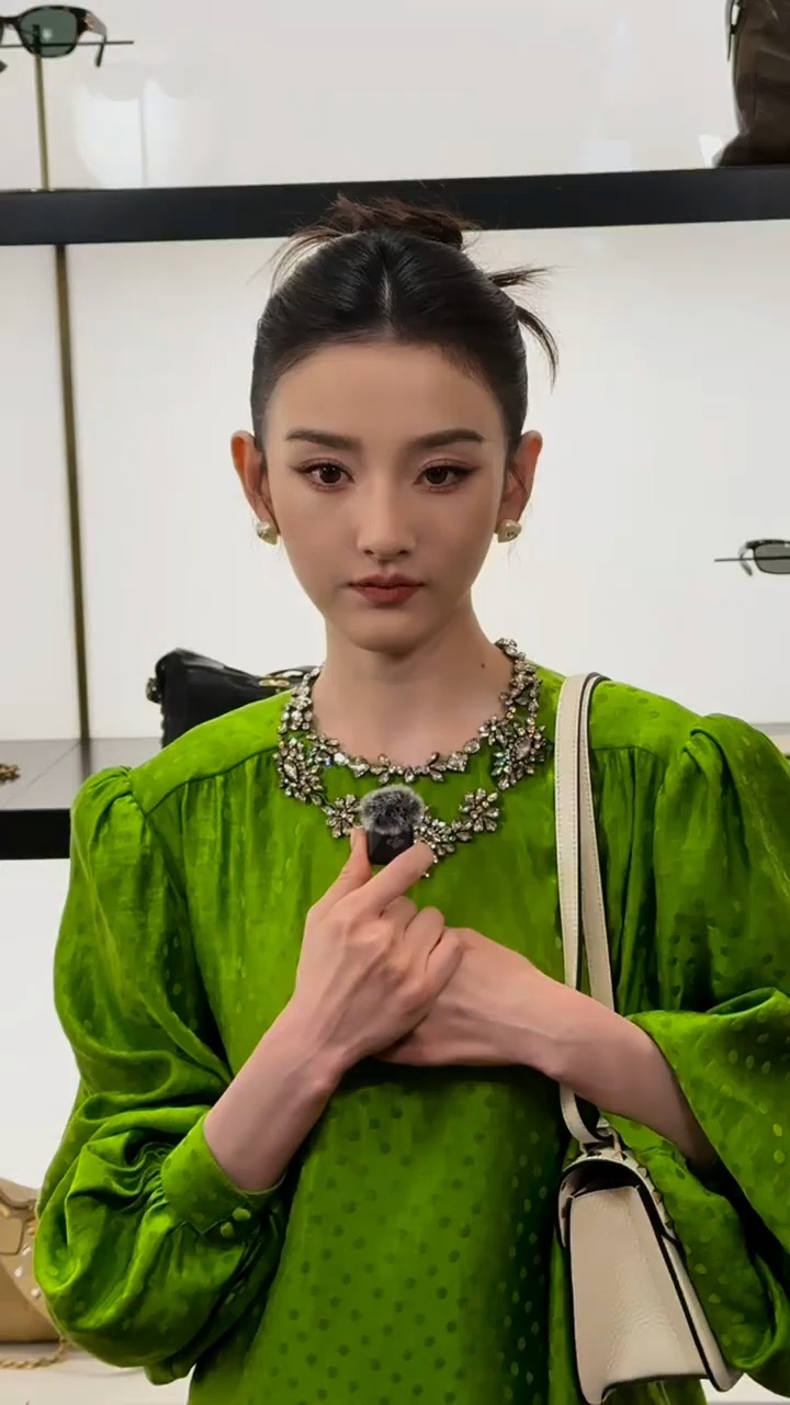 美人就该露出整张脸！！🥰🥰🥰就这个祖儿大光明盘发美晕了宋祖儿绿裙大光明盘发