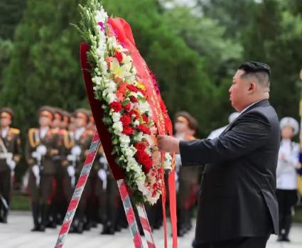 金正恩这一跪，接下来朝鲜的经济建设就更有谱了！
 
2026年7月26日，朝鲜最