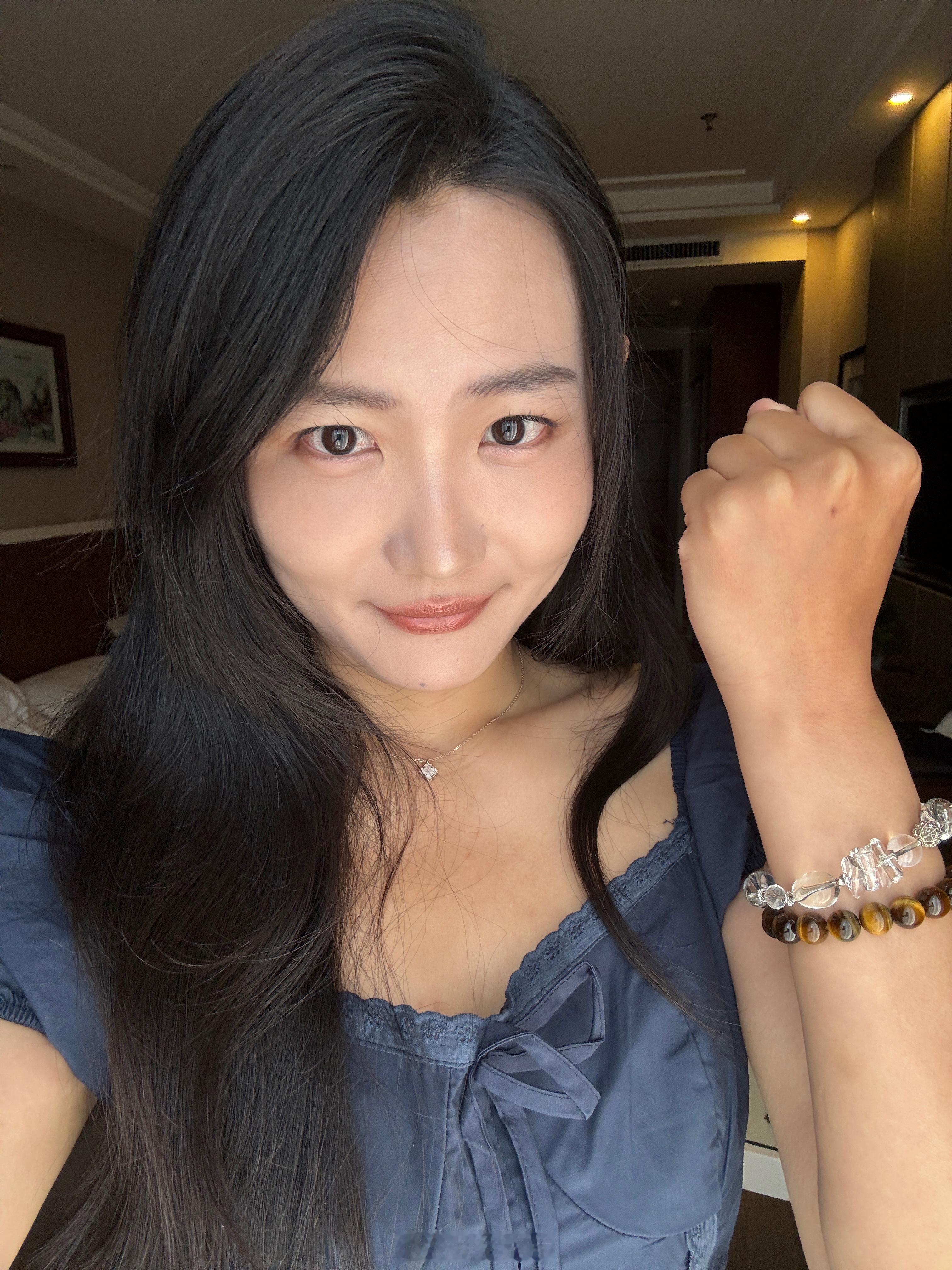 看我晒得有多黑，尤其是手！！欲哭无泪了雨丝的日常