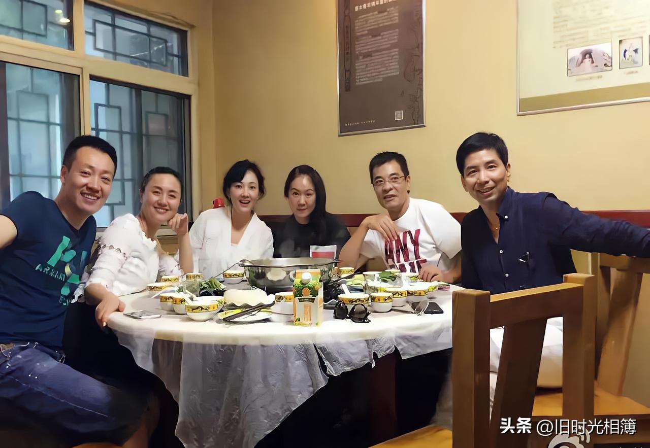 5年前端午聚餐照曝光：朱媛媛素颜戴发箍成绝版影像～～近日，一组朱媛媛生前与辛柏青