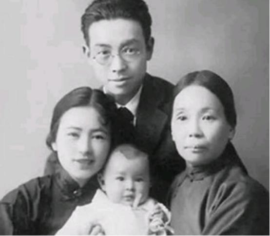 1903年，30岁梁启超和17岁王桂荃行房，两人大汗淋漓，次日梁启超却说：“我提