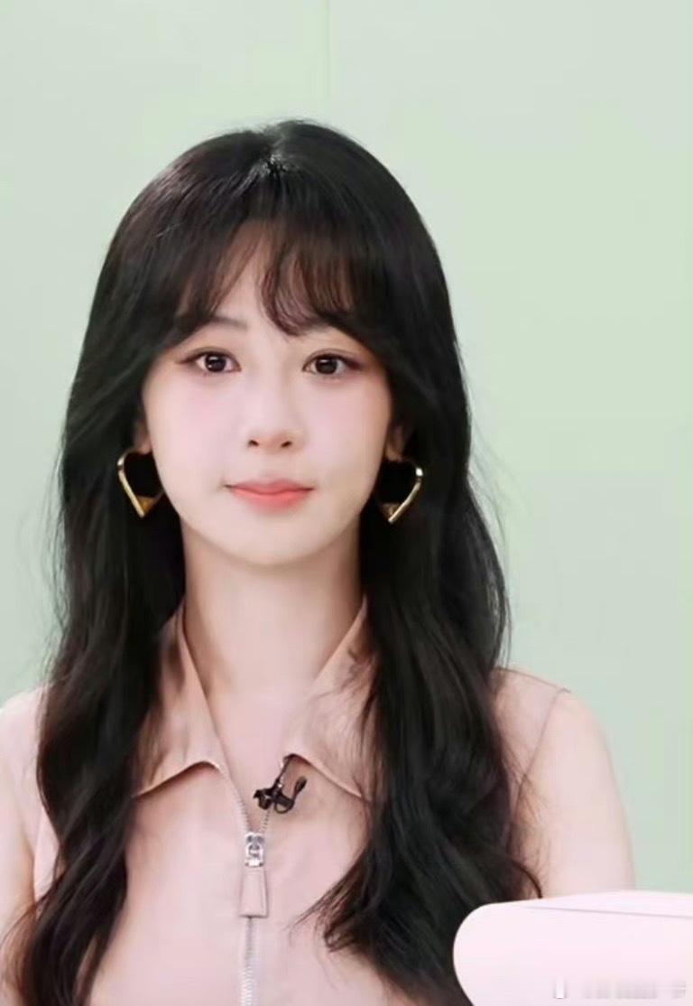 #杨紫预告一张#杨紫发预告一张，造型上温婉又端庄而且特别的大气，很喜欢杨紫的每一