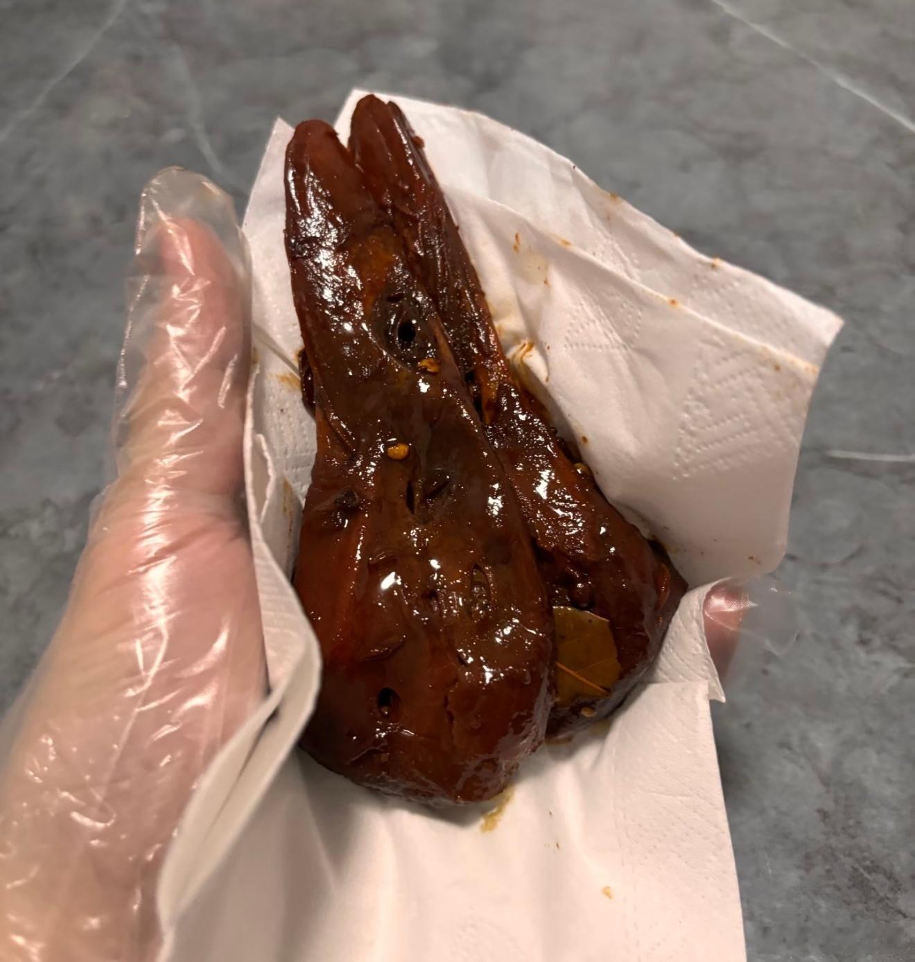 爱吃鸭头的人天塌了一点小事大家就觉得天塌了，其实现在商家都是比较干净卫生的，不然