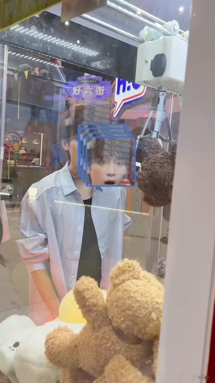 周翊然hi6抓娃娃天才来的周翊然hi6抓娃娃百发百中抓到娃娃自己都懵了，接着连续