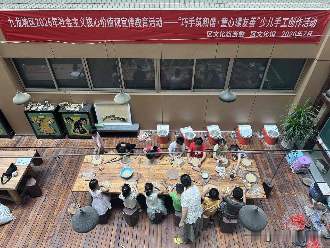 7月2日到10日，我在重庆九龙坡区图书馆上班，这个图书馆，环境很舒适，免费吹空调