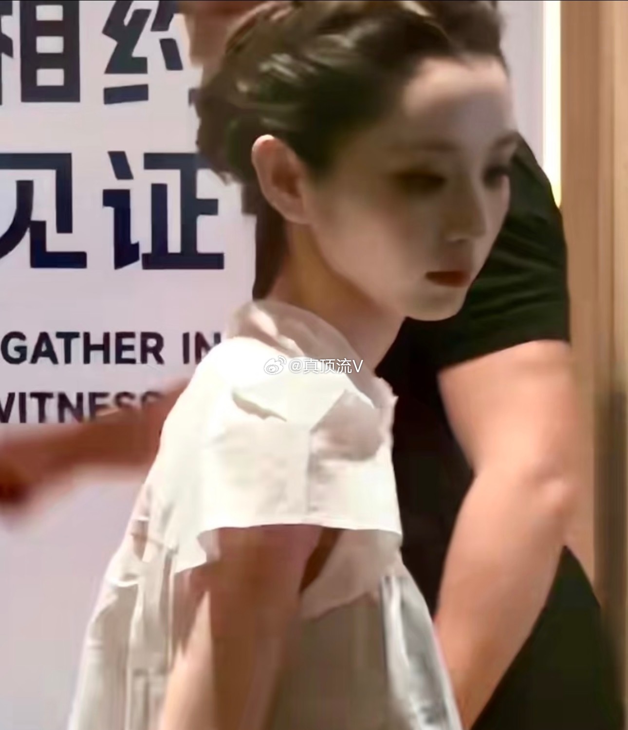 没刘海的田曦薇也完全不吃压力啊，不输迪丽热巴啊，不知道那位8粉在酸什么！田曦薇没