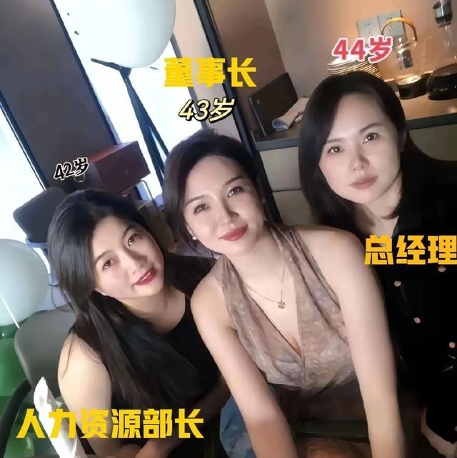 跟三个领导吃饭，第一个敬酒别整“我干了您随意”这种废话，容易翻车。

真正有用的