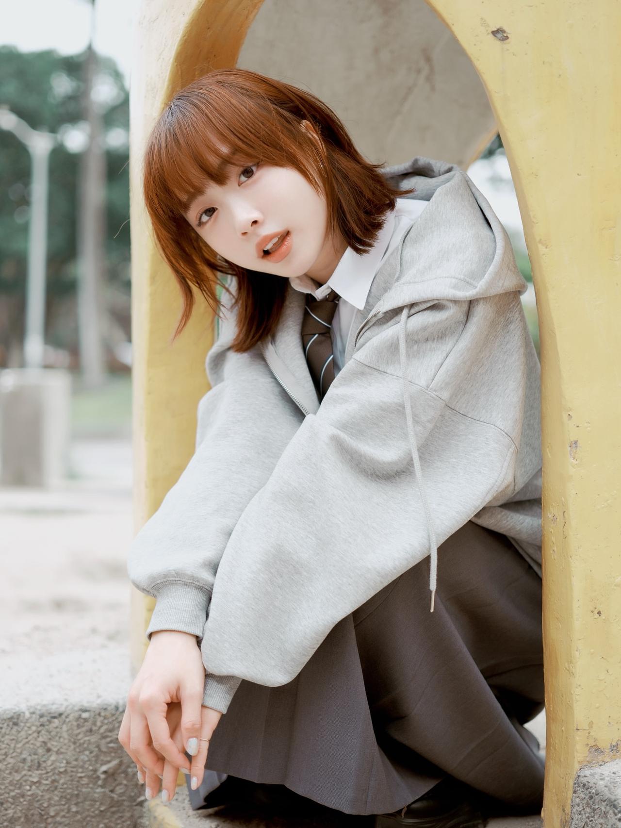 校园少女在黄色拱门下，清新自然，青春洋溢晒晒少女靓影 分享甜美小姐姐随手拍