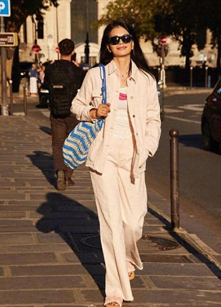 超模吕燕靠“丑”美逆袭，凭实力打破颜值审美！

8月6日她晒出全家度假照，感慨有