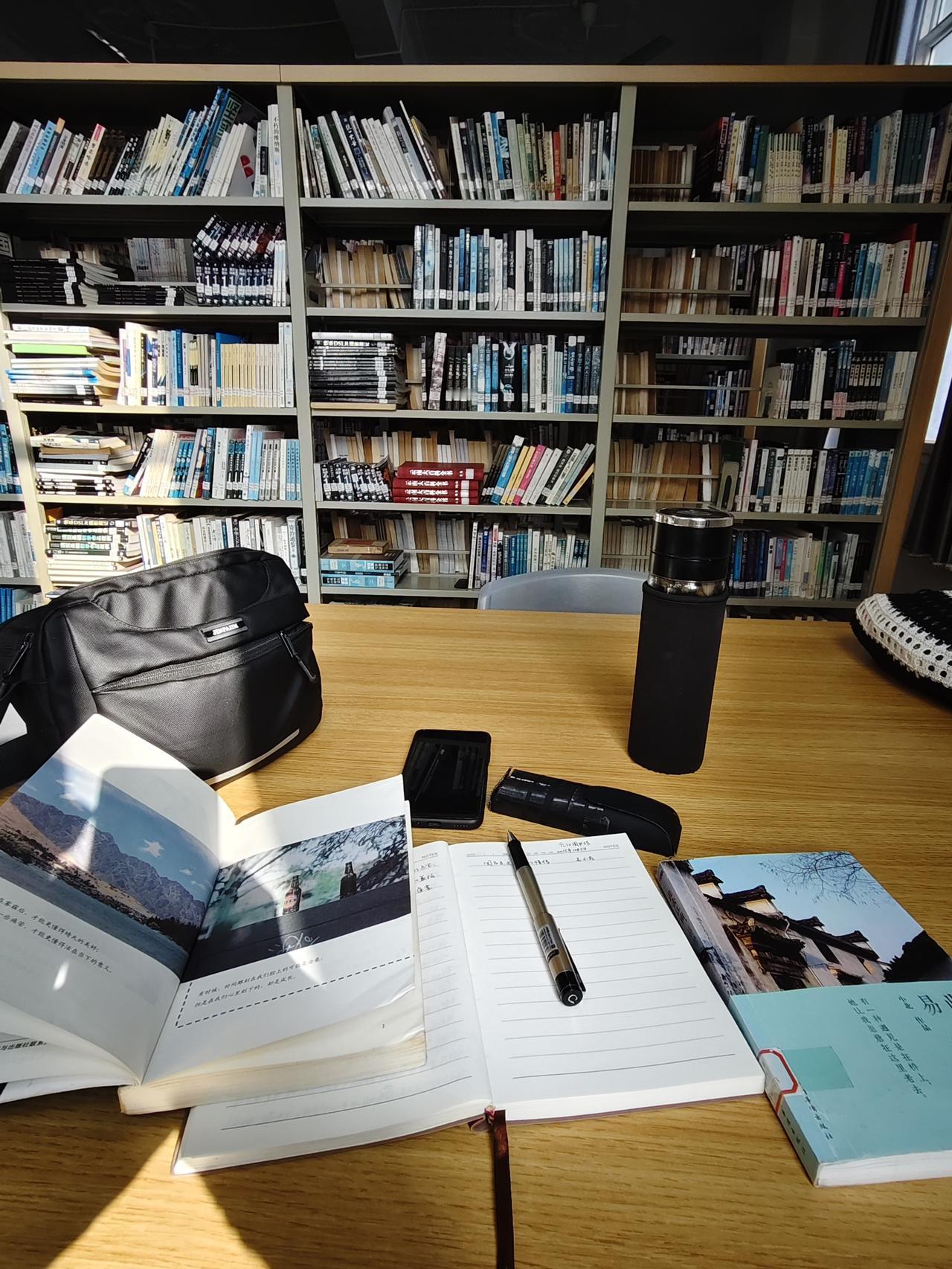 图书馆里有扇温暖的窗
在元江的日子里，有时间我会去图书馆三楼坐上一会儿。这个图书