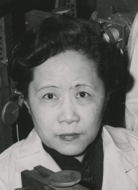 她帮美国造出原子弹，37年后回国，见到周总理第一句话是：“我找不到父母的坟了。“