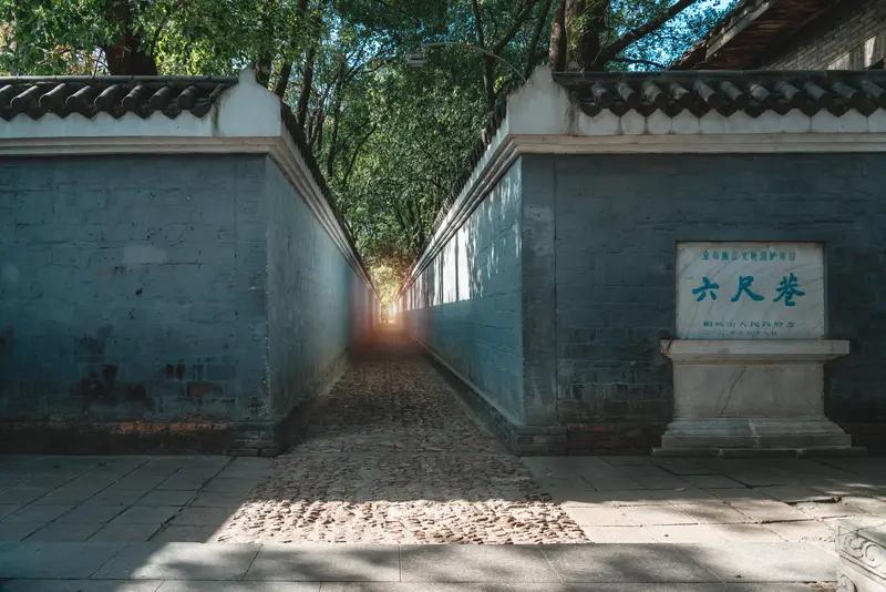 做人得学“八尺巷”，你的老临居人家是老实人，所以你安空调往人家这边多占点人家也没