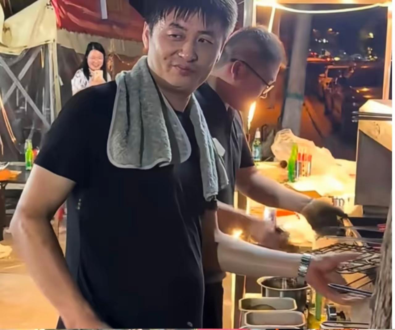 长得像张雪峰的烧烤摊主陈杰，昨晚店里三桌客人逃单。

妻子自责，他笑呵呵地宽慰：