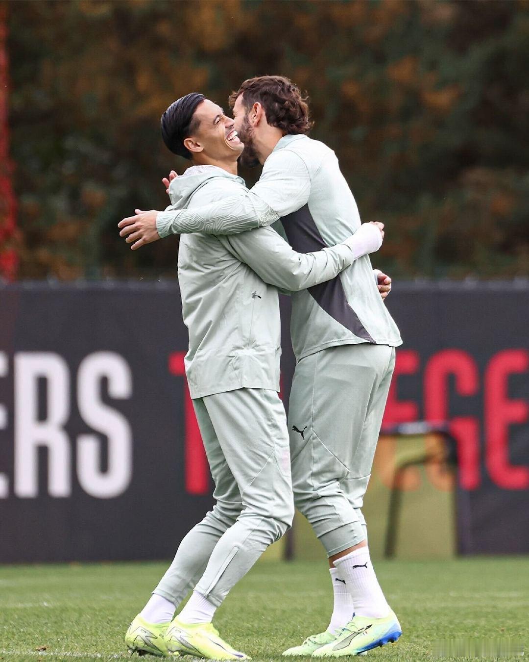 #忠生米兰# 𝙏+𝙏=🤗#SempreMilan# ​ cr：AC米兰足球