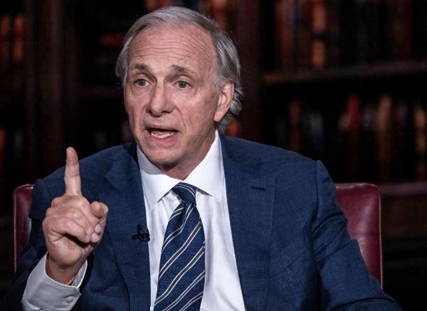 历史镜鉴！达利欧警告：霍尔木兹海峡失守，美国将重蹈帝国衰落覆辙

中东战火纷飞，