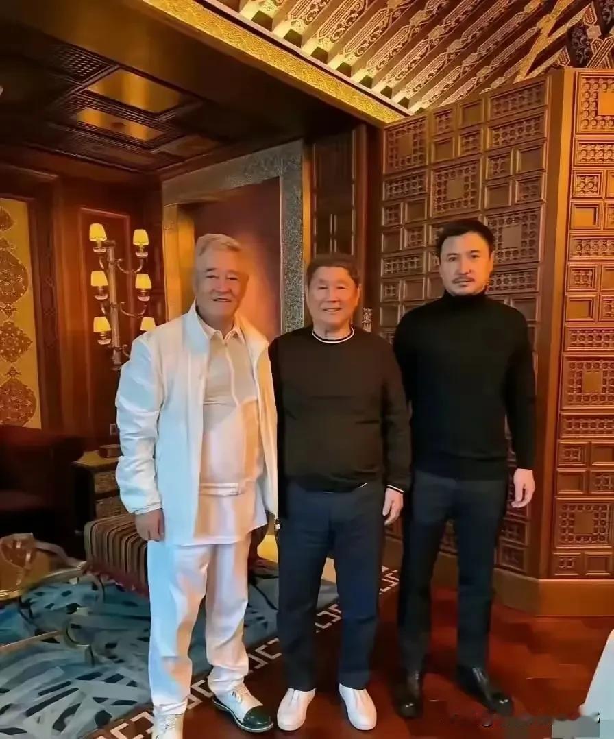 这三位里面，本山大叔之外的那两位就不提了吧。在喜剧电影和喜剧小品方面，除了本山大