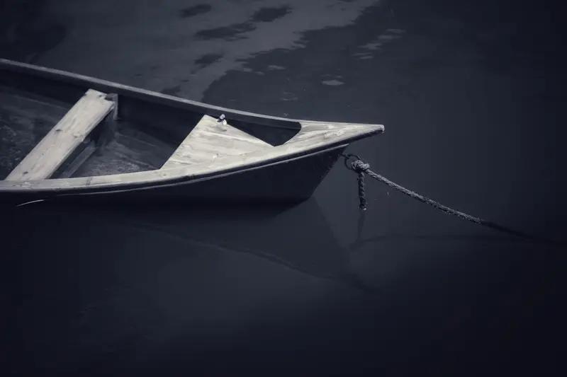 上联：桥横碧水人家绕；
下联：舟荡清波荷间行。这副对联意境优美，对仗工整，真是巧