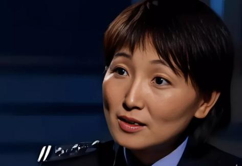 2006 年，央视专题片《无懈可击聂海芬》播出，她正对着镜头说：死者指甲里的 D