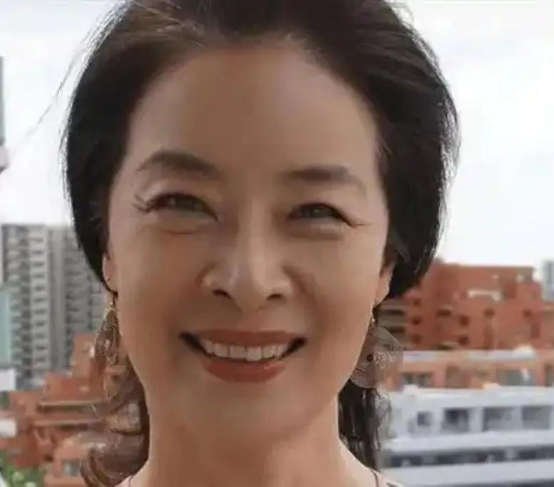 当年红极一时的顾艳，在国内荧屏凭借精湛演技与光鲜形象大放异彩。然而，事业巅峰时她