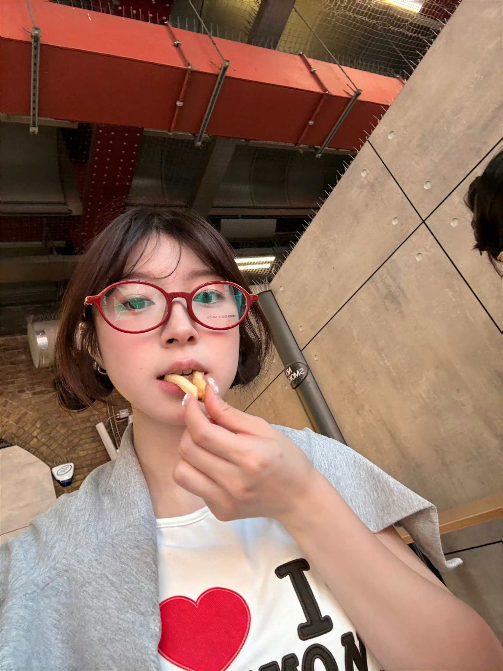 思慕社字母 妈妈走后第三年，我才敢打开她床头那个铁盒。里面整整齐齐码着从前的药盒
