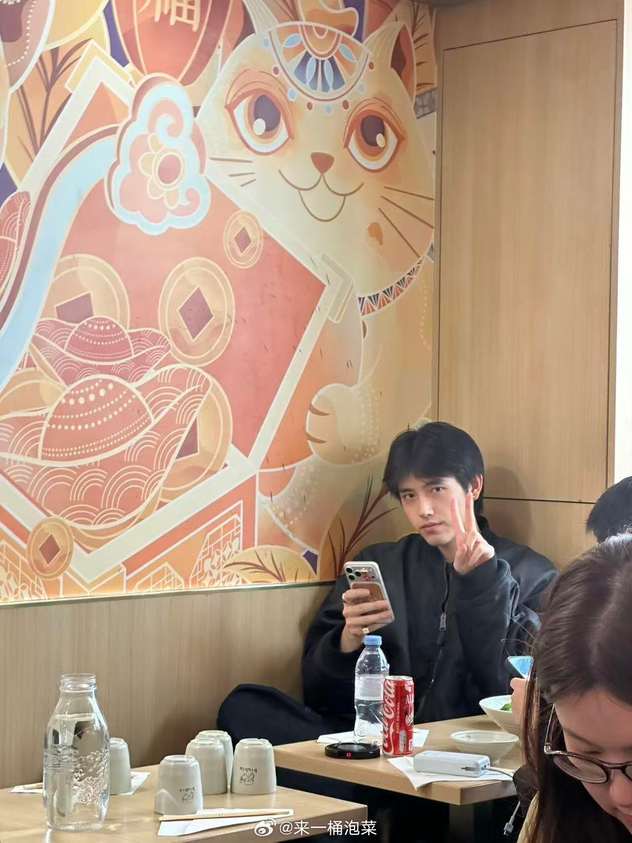 网友吃麻辣烫偶遇陈飞宇，这衣服是破了还是款式就是这样啊🙉陈飞宇衣服破个大洞陈飞